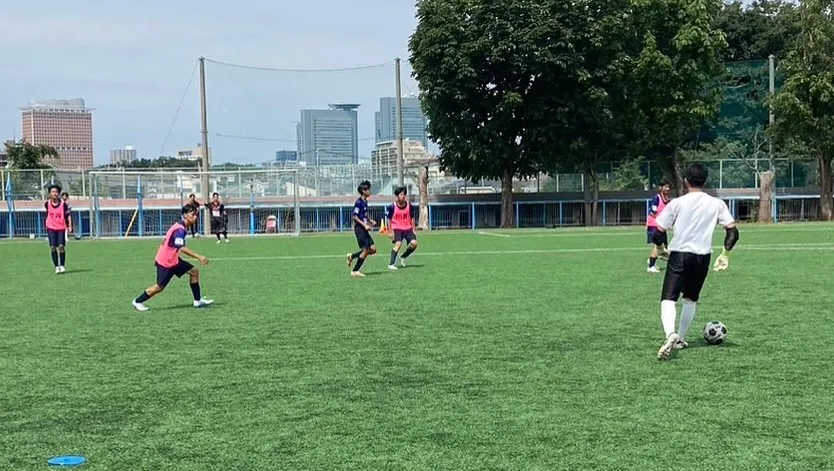 中学生クラスの生徒達が浦和西高校サッカー部の練習に参加させて...