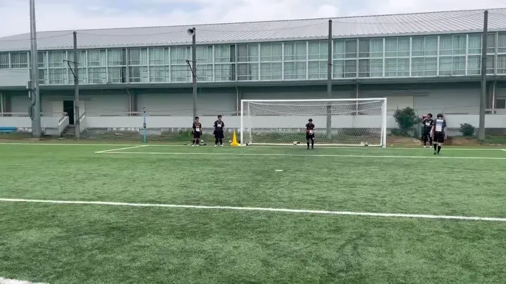 中学生クラスの生徒達が浦和西高校サッカー部の練習に参加させて...